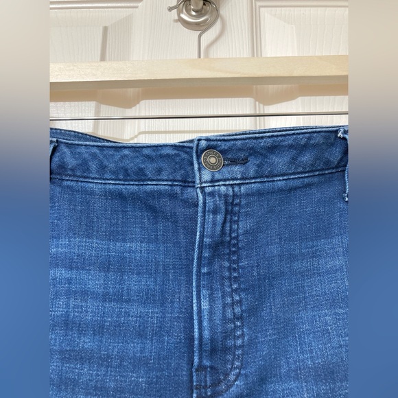 Chico’s 3.5 So Slimming Girlfriend Jean Shorts 18 Summer Bermuda Denim Jorts - Picture 4 of 10